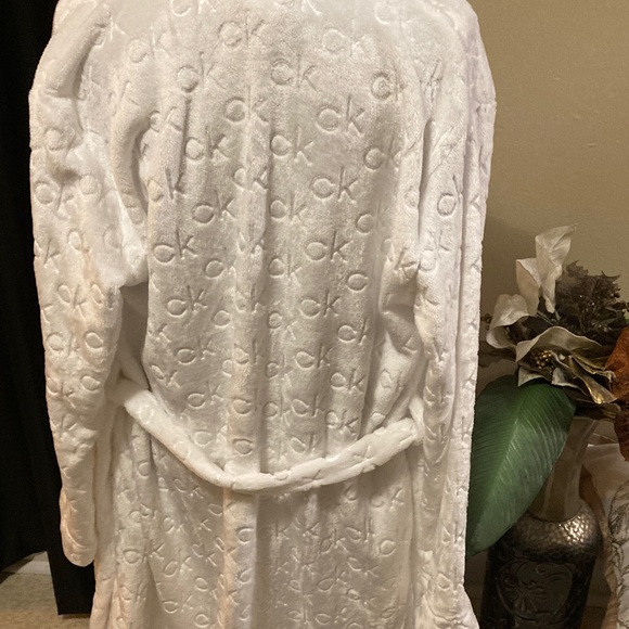 Calvin Klein Embossed White Robe - Picture 3 of 7